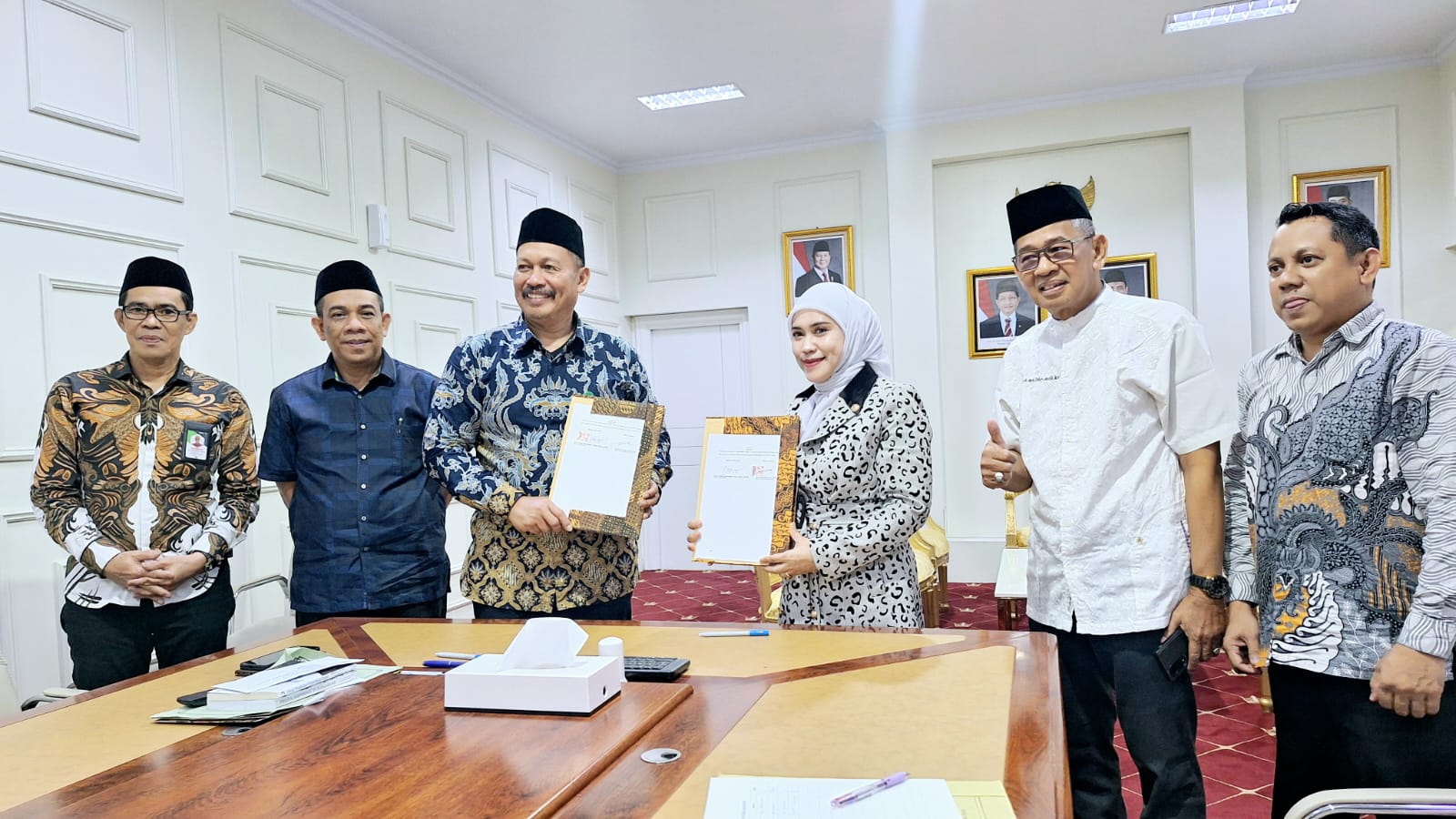 Penandatanganan MoA antara Kakanwil Kemenag Sulsel dengan Dorektur Pasca Sarjana Universitas Megarezky