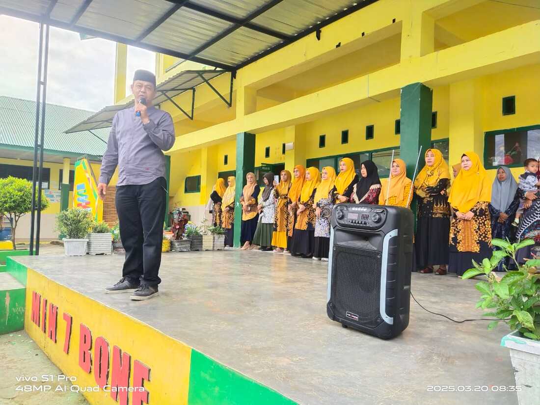 Kepala MIN 7 Bone, Husaing memberikan arahan kepada peserta didik