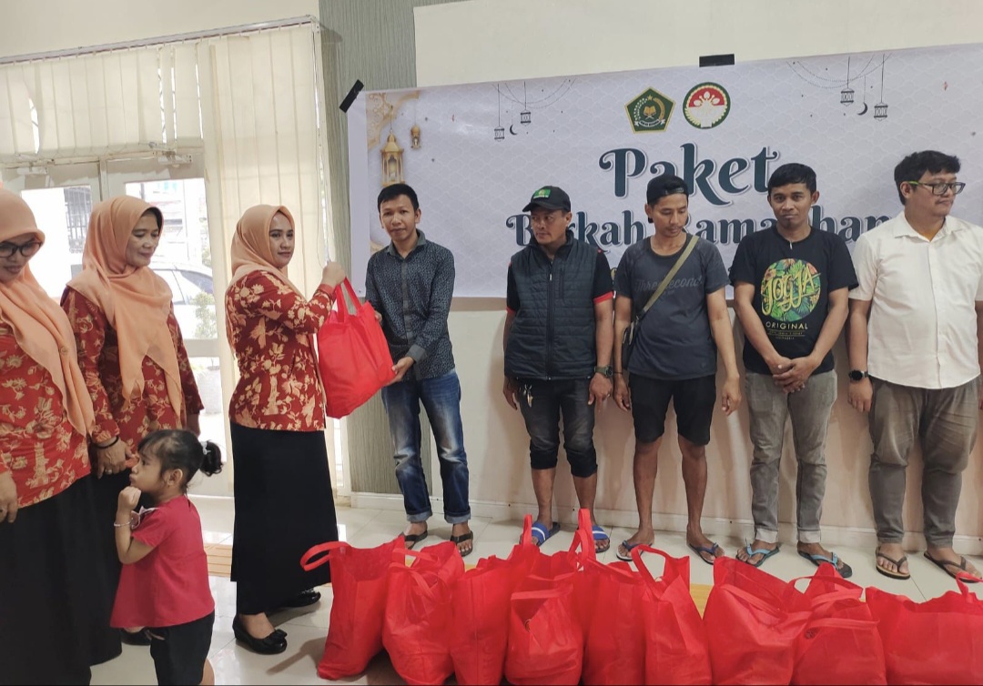 Foto Saat pemberian Paket Lebaran