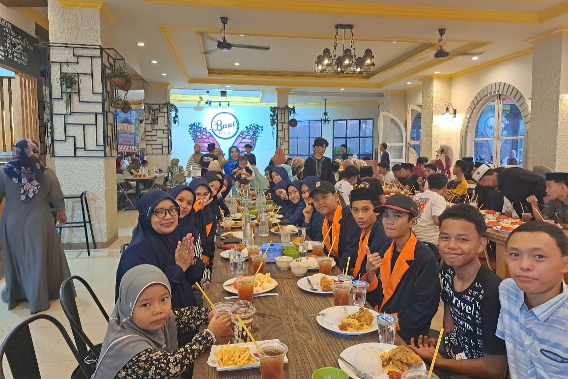 KIR MTsN 1 Bone Gelar Bukber Seru, Pererat Ukhuwah di Bunir Coffee Watampone