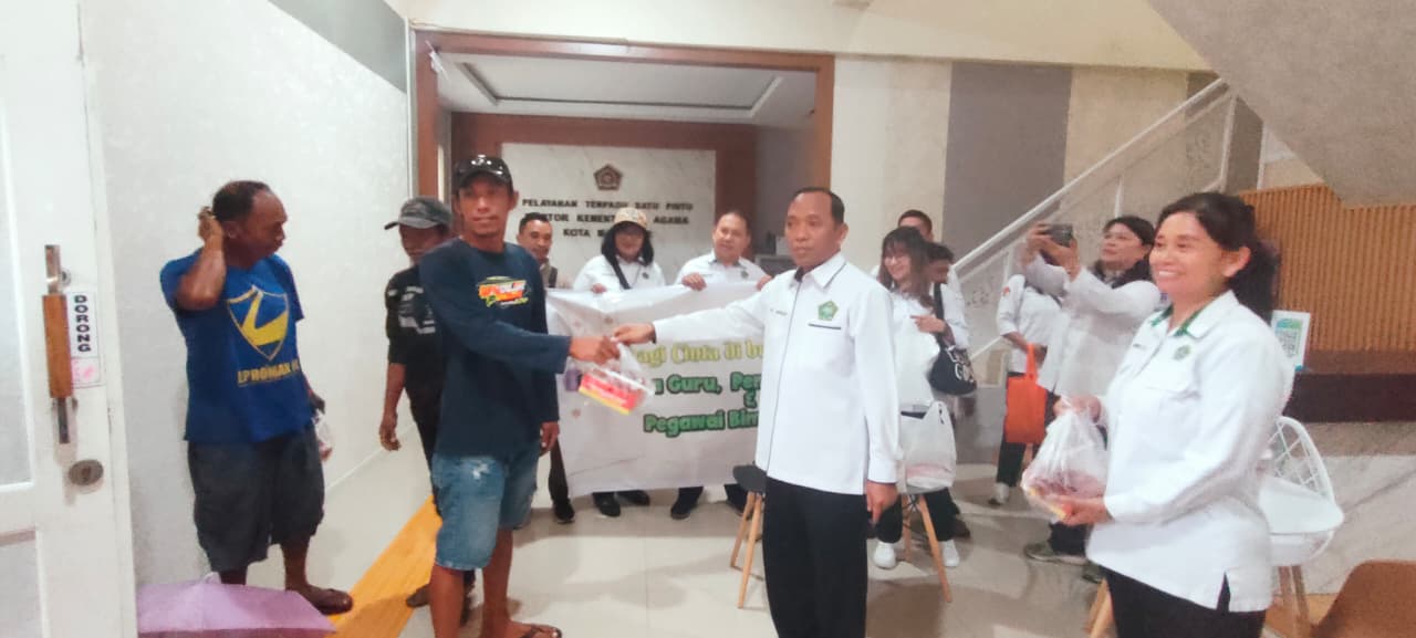 Foto Saat meberikan takjil