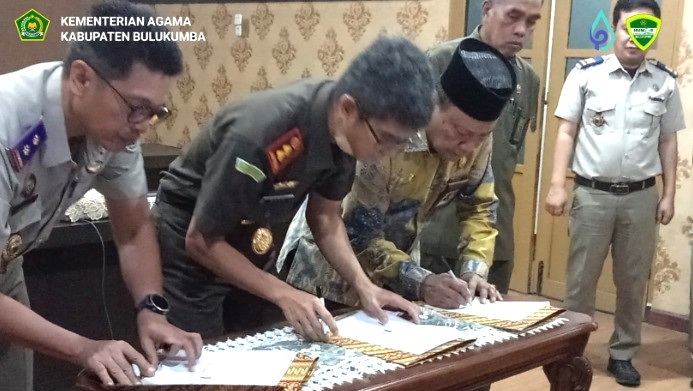 Kepala Kantor Kemenag Bulukumba, H. Misbah, Saat Menandatangani Nota Kesepahaman Percepatan Sertifikat Tanah wakaf