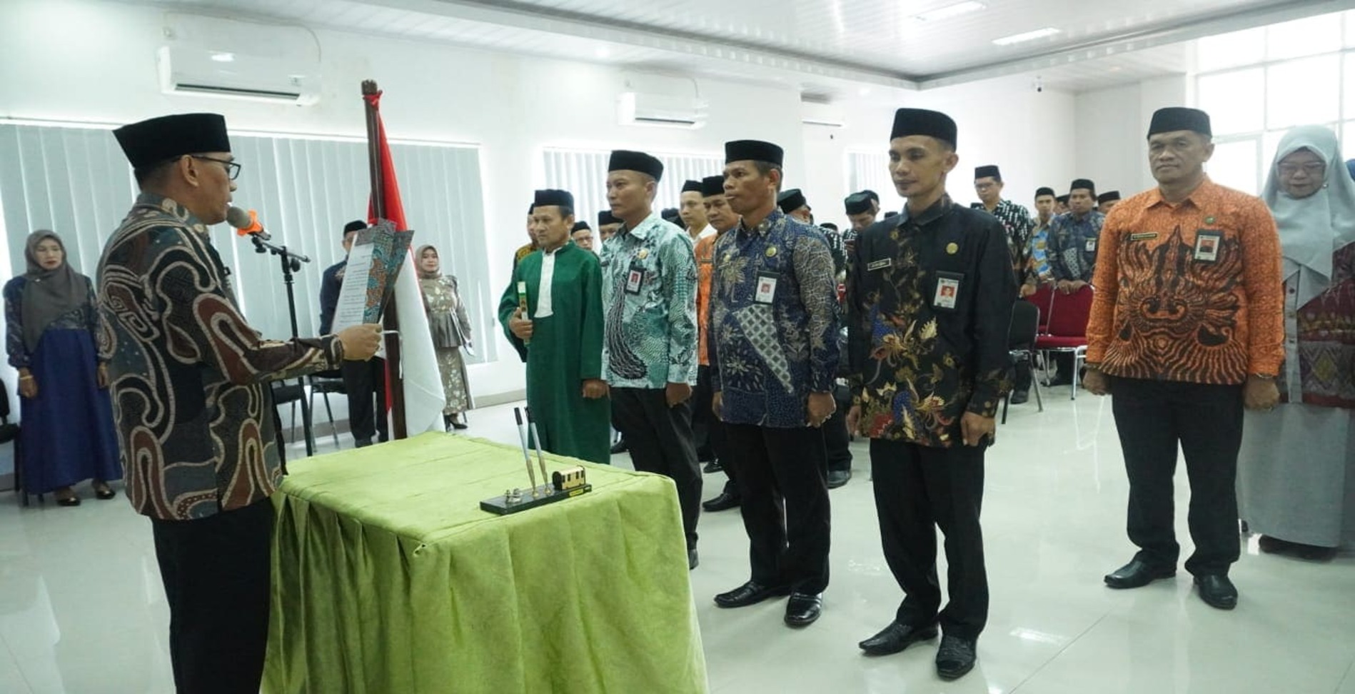 Pelantikan berlangsung di Aula Pusat Layanan Haji dan Umrah Terpadu (PLHUT) Kementerian Agama Jalan Saleh Lawa,Kecamatan Barru