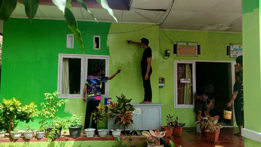 Pembersihan lingkungan sekitar KUA