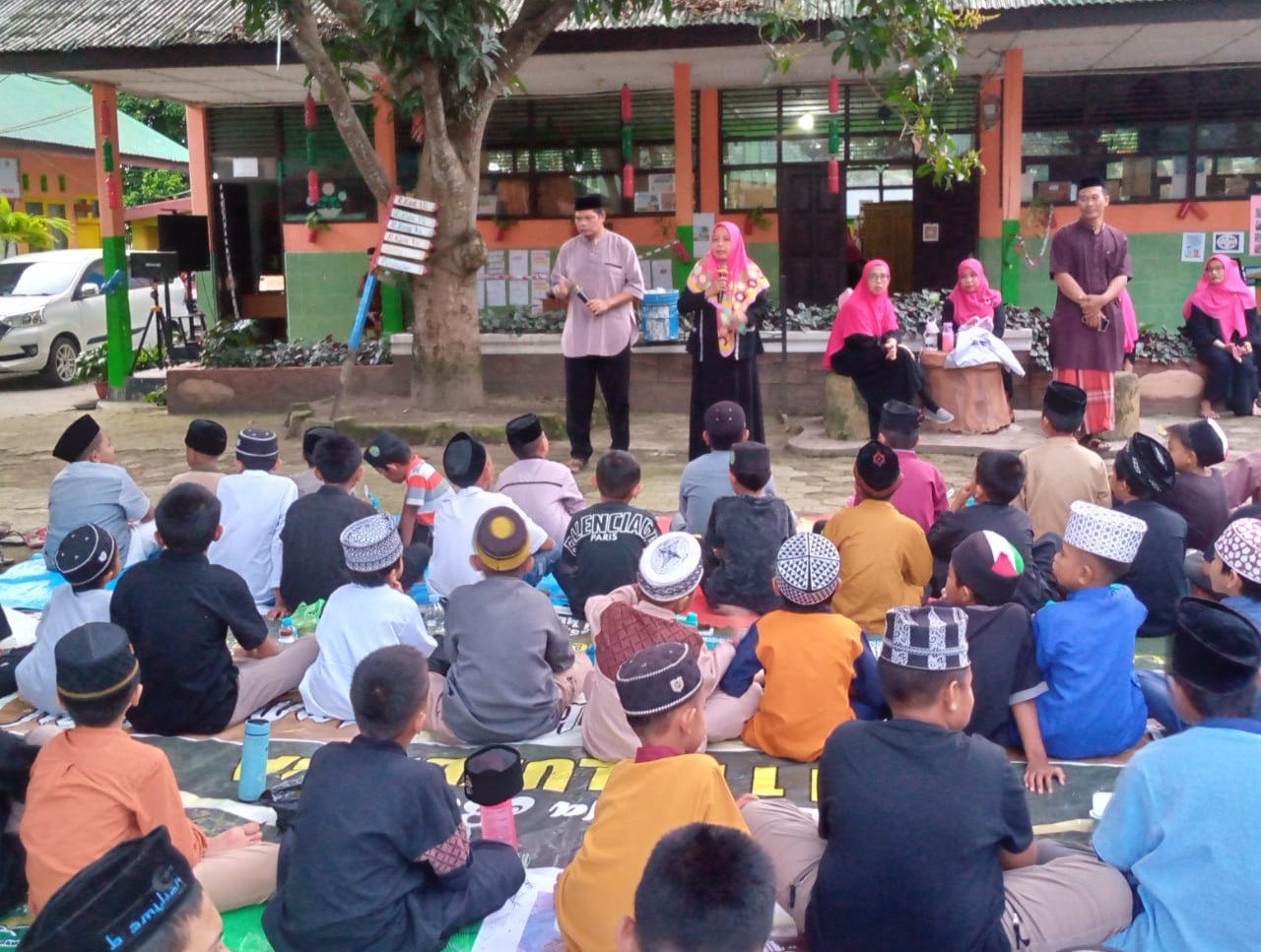 Kepala MIN 1 Bulukumba, Uliawati saat memberikan apresiasi kepada seluruh peserta didik dan guru
