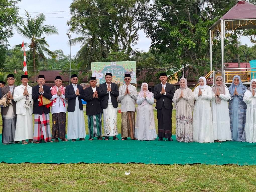Kakankemenag Sinjai Salat Idulfitri Bersama Ribuan Warga di Alun-Alun Sinjai Bersatu
