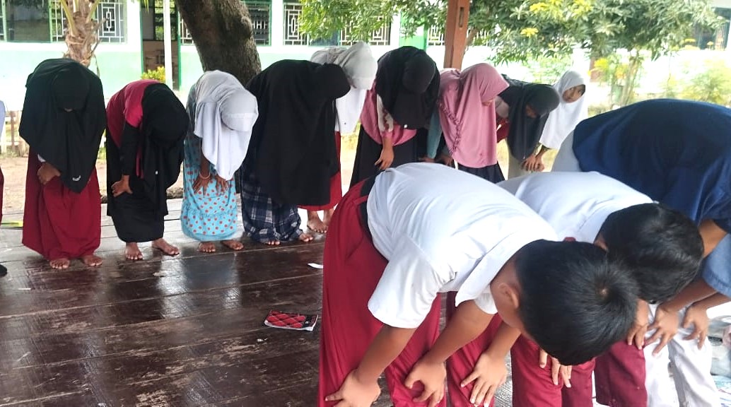 Siswa MIS Darul Istiqamah Bulukumba mengikuti praktek 9 amalan shalat sunnah
