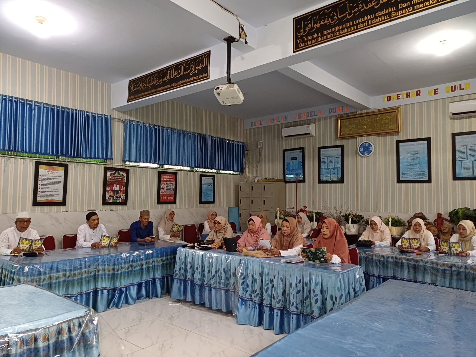 MTsN 1 Bone Ikuti Khataman Qur'an secara serentak