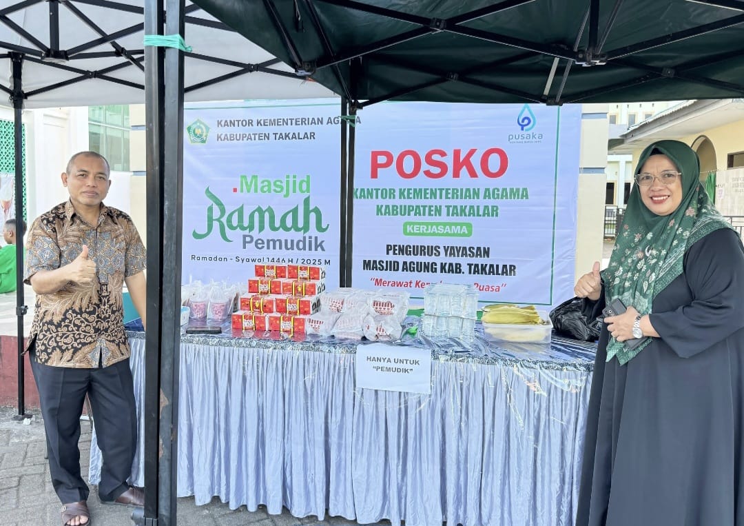 Kepala Kemenag Takalar H. Solihin saat di lokasi posko mudik lebaran