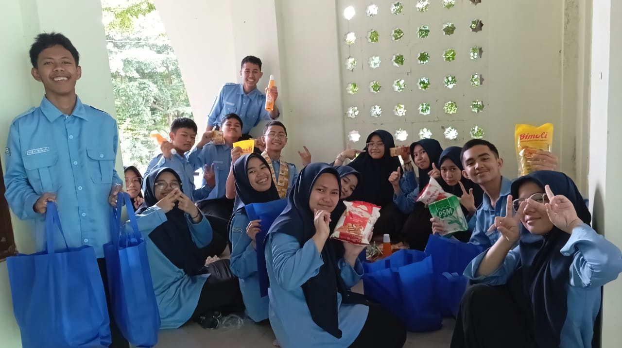 Para siswa saat menyiapkan paket yang akan dibagikan