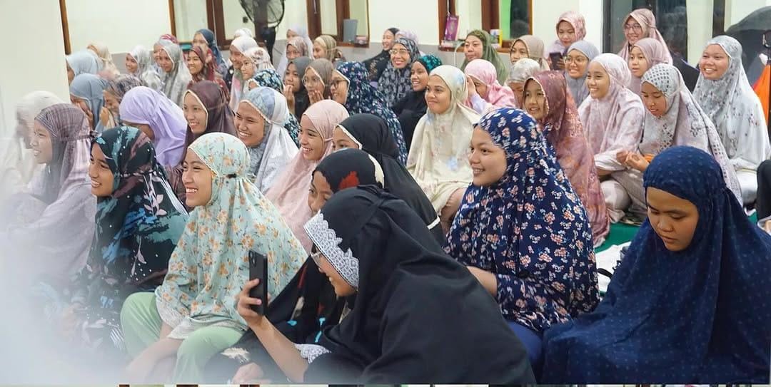 Para siswi tampak antusias menyimak tausiyah