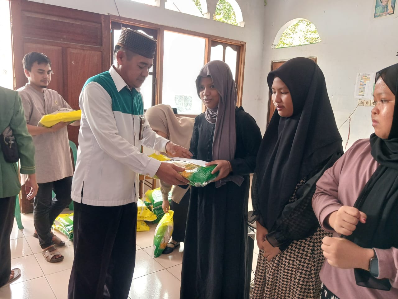Penyerahan zakat fitrah dan fidyah dari Lawazis DDI kepada guru dan siswa madrasah
