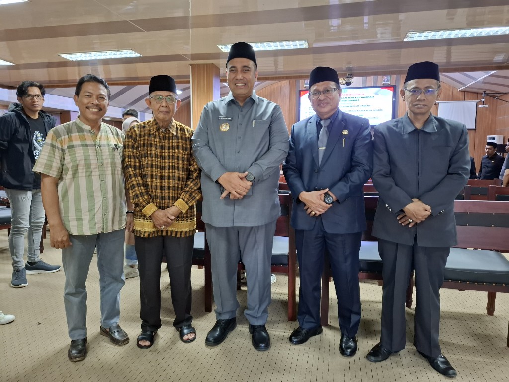 Bupati Maros Chaidir Syam dan Kakankemenag Maros H. Muhammad, sesaat setelah rapat paripurna penetapan hibah untuk lahan KUA Kecamatan Turikale.