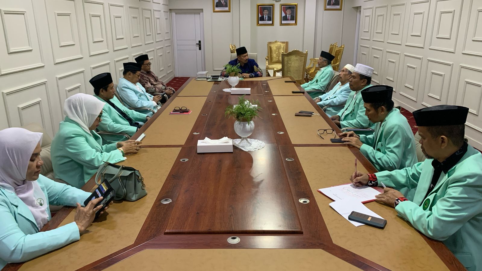 (Kakanwil Kemenag Prov. Sulsel H. Ali Yafid, menerima audiensi pengurus Ikatan Persaudaraan Haji Indonesia (IPHI) Wilayah Sulsel