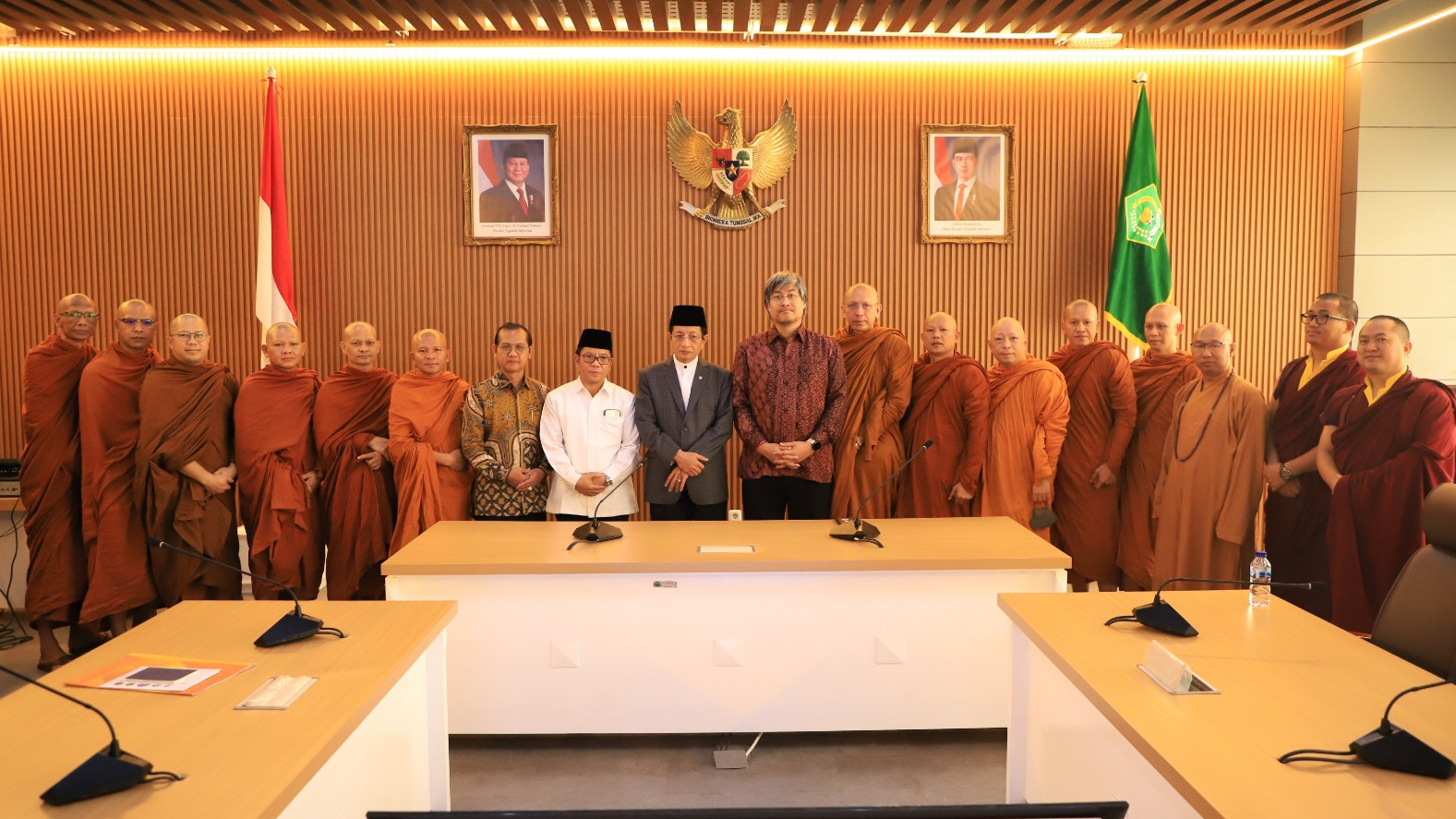 Menag Nasaruddin Umar bersama para Bhikku, Sangha dan tokoh Umat Buddha di Kantor Kementerian Agama  RI di Jakarta