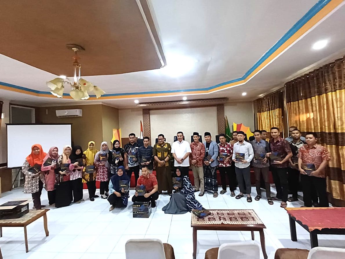 Tenaga Non ASN berfoto bersama setalah pemabagian sarung