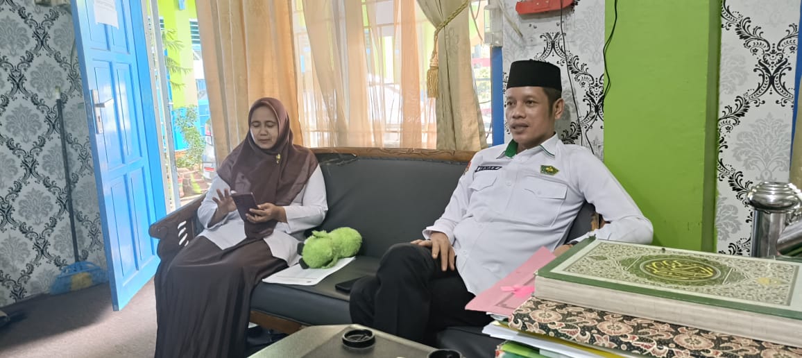 Kasi Penmad di ruang guru saat bincang santai