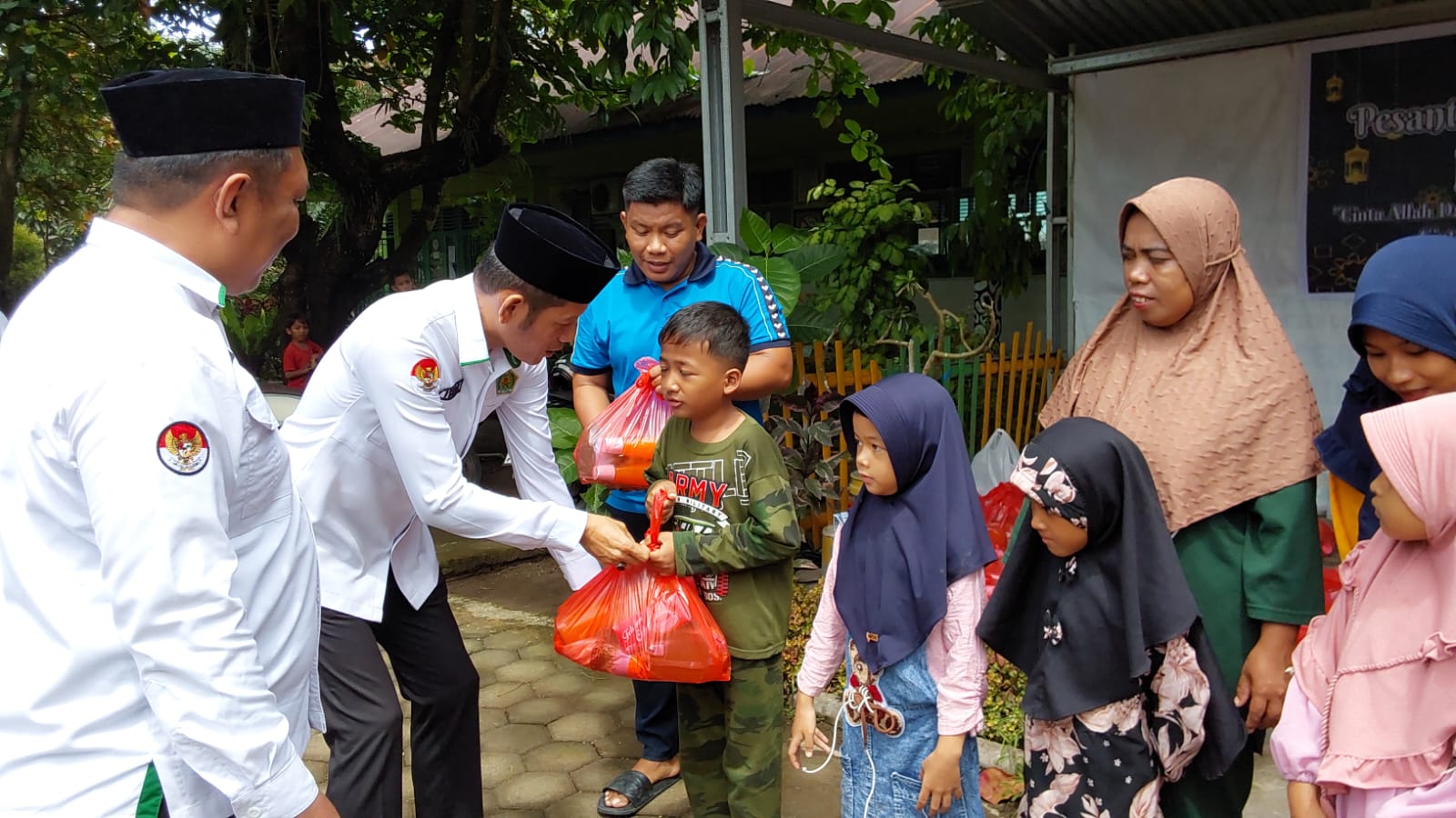 Kasi Penmad saat serahkan paket pada siswa
