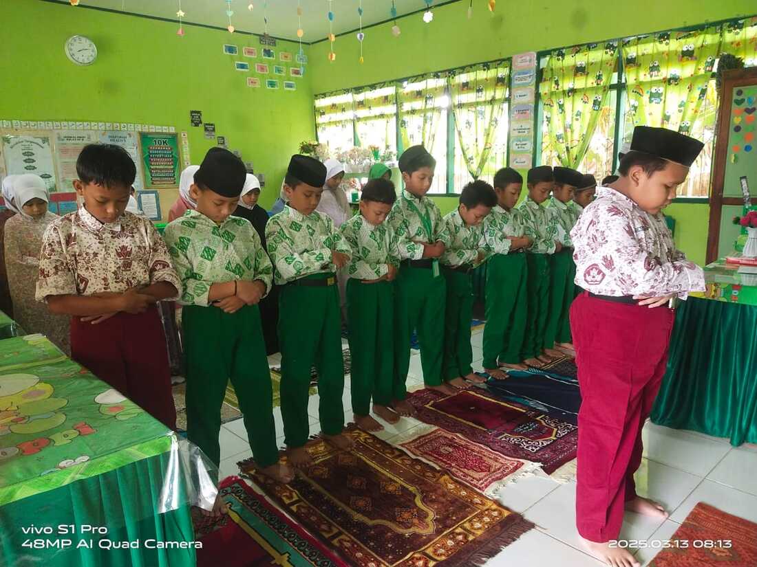 Peserta didik kelas IV B Shalat Dhuha Berjamaah