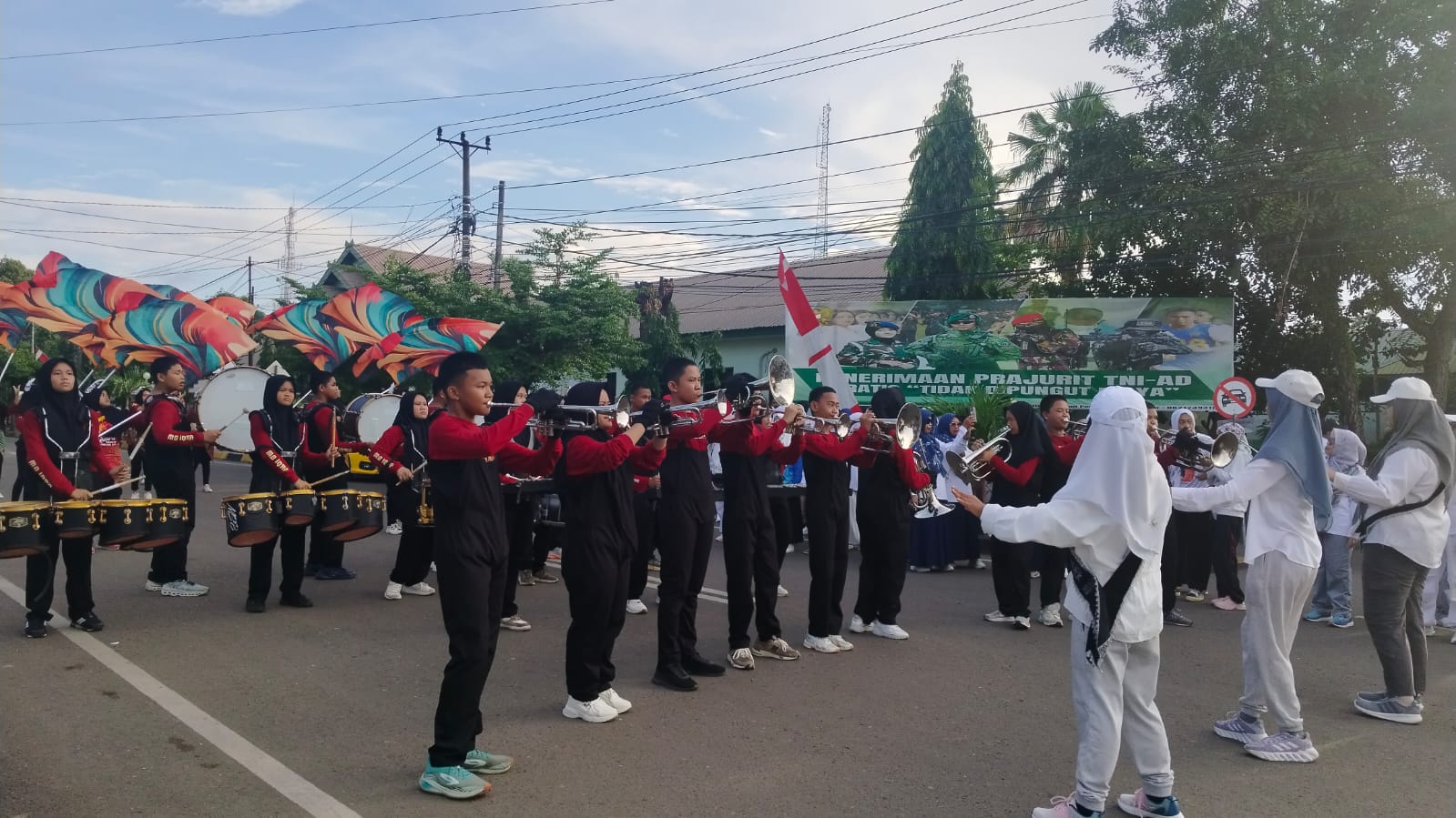 MB Iqra MTsN 1 Bone Semarakkan Gerak Jalan Santai  dalam Rangka Hari Jadi Bone ke-695