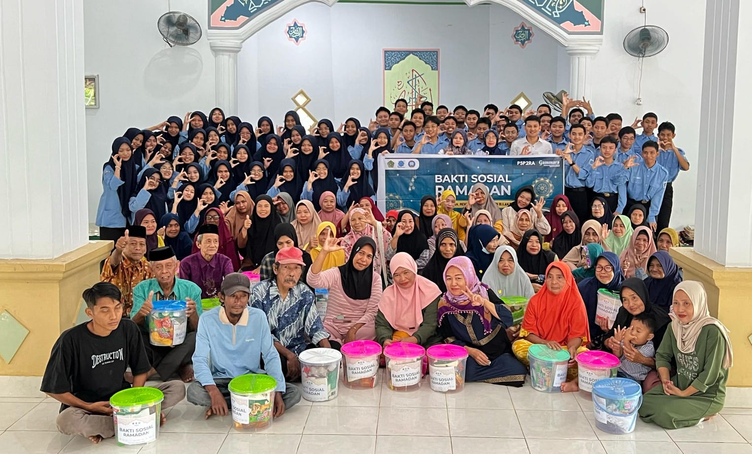 Para siswa bersama masyarakat