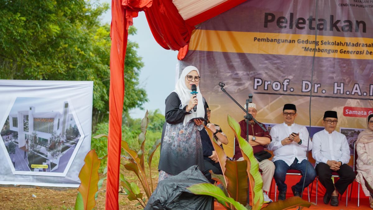 Katim Guru Hj.Nurjannah memberikan sambutan pada peletakan batu pertama pembangunan MTs, MA Cendekia Guppi dan Kampus UN