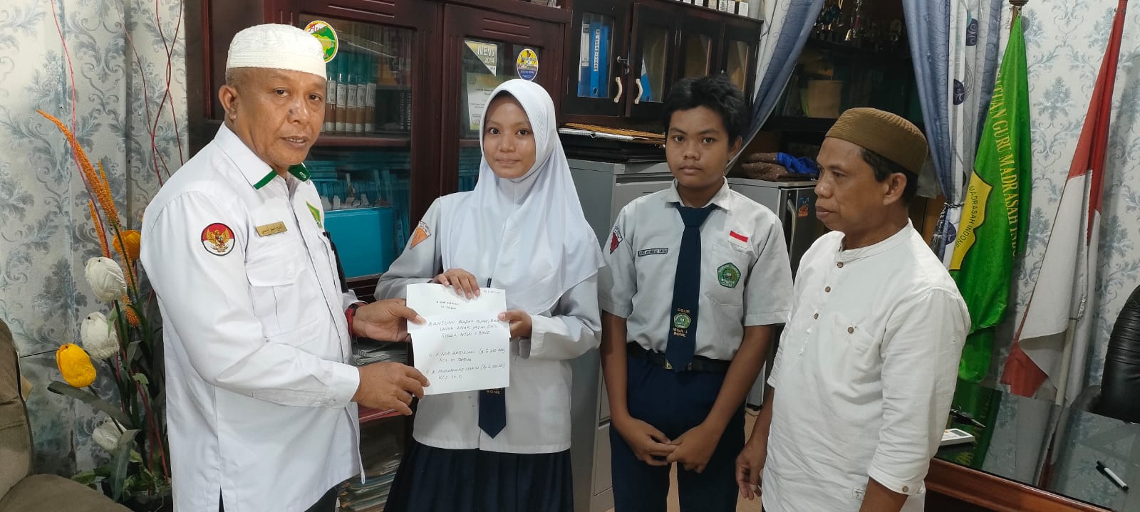 2 Siswa Yatim Piatu MTsN 1 Bone Menerima Santunan dar Bapak Bupati Bone
