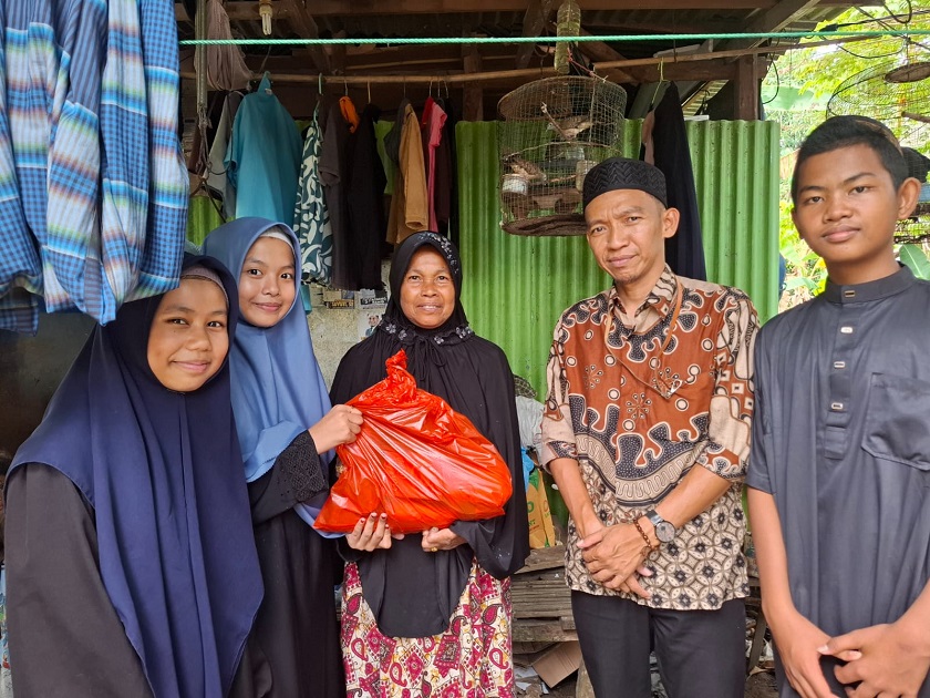 Siswa MTsN Parepare berbagi kepada warga yang kurang mampu