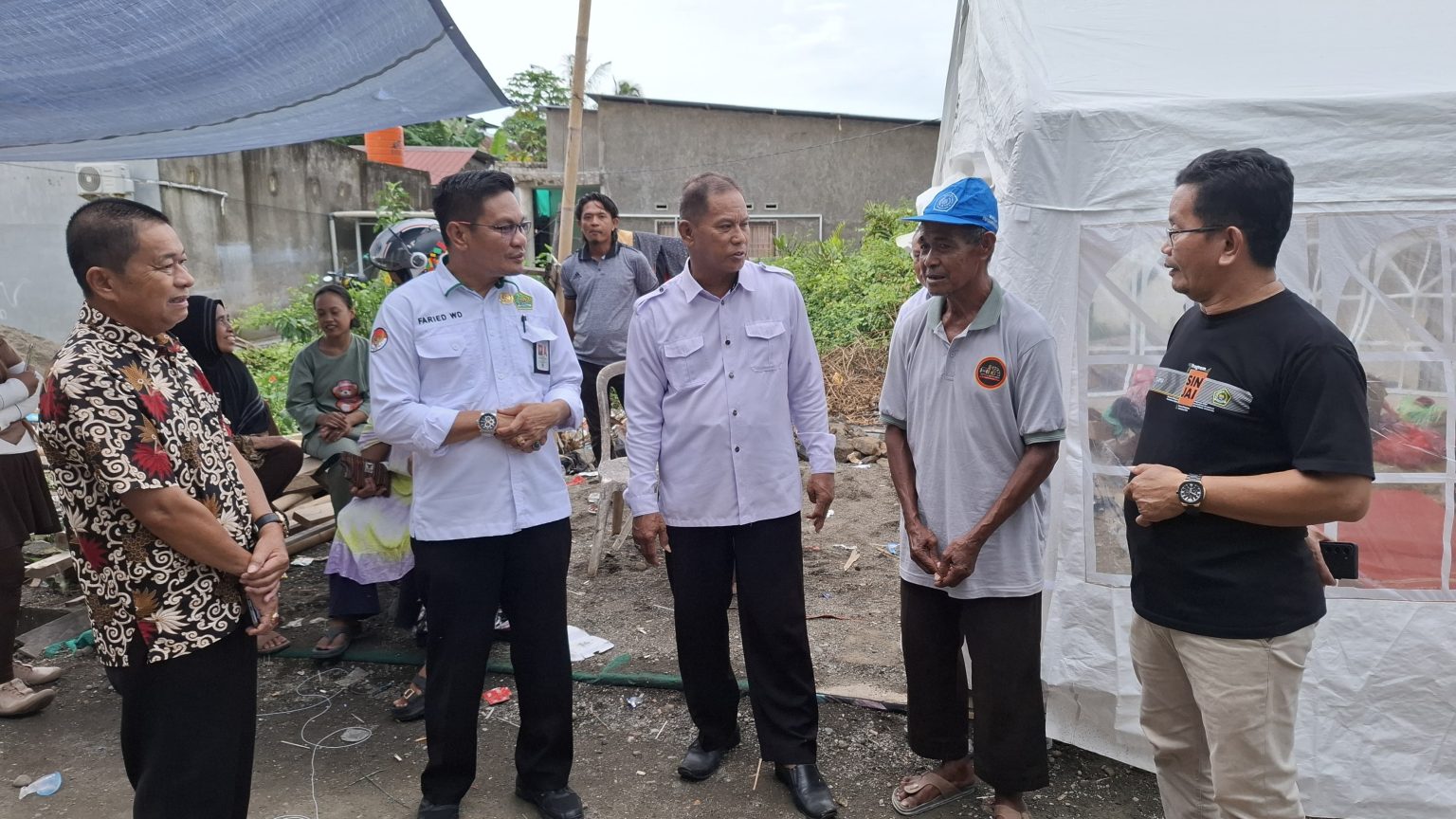 Faried Wajedi saat melihat langsung kondisi rumah milik Irfan Salamung yang juga merupakan Pendidik MTsN 4 Sinjai yang rata di lalap si jago merah