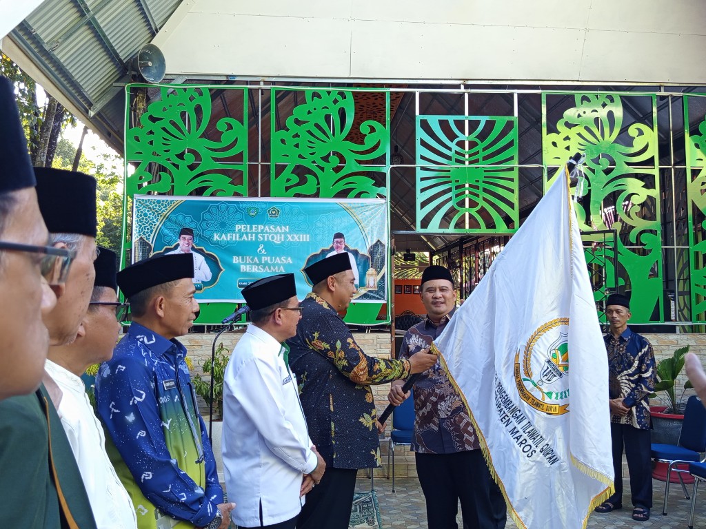 Bupati Maros Chaidir Syam, saat melepas kafilah STQH ke Luwu Utara.